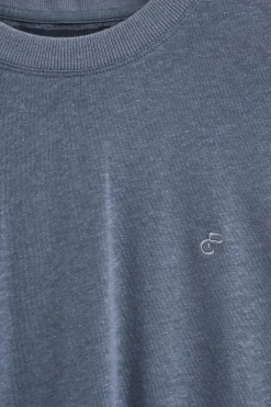 Camiseta azul denim en lino y algodón de cuello redondo y monograma bordado