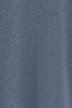 Camiseta azul denim en lino y algodón de cuello redondo y monograma bordado