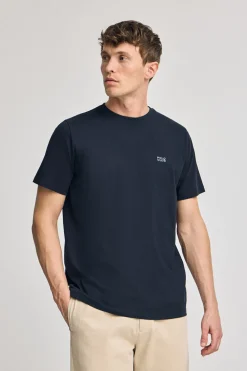 Camiseta azul marino básica de cuello redondo con detalle bordado