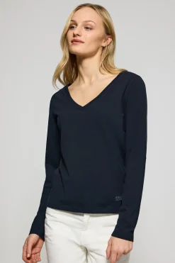 Camiseta azul marino básica de cuello pico con logo engomado