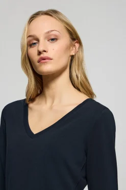 Camiseta azul marino básica de cuello pico con logo engomado
