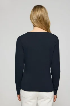 Camiseta azul marino básica de cuello pico con logo engomado