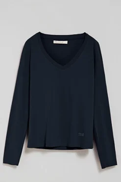 Camiseta azul marino básica de cuello pico con logo engomado