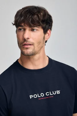 Camiseta azul marino de cuello redondo y logo engomado