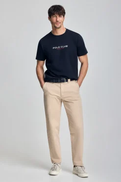 Camiseta azul marino de cuello redondo y logo engomado