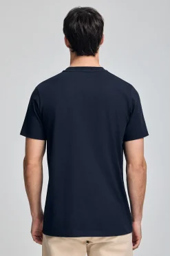 Camiseta azul marino de cuello redondo y logo engomado
