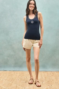 Camiseta azul marino de tirantes con escudo náutico