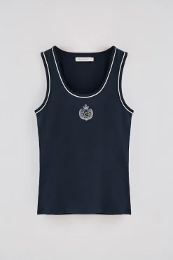 Camiseta azul marino de tirantes con escudo náutico