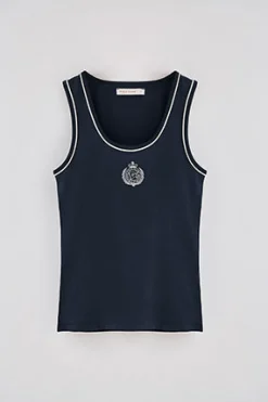Camiseta azul marino de tirantes con escudo náutico