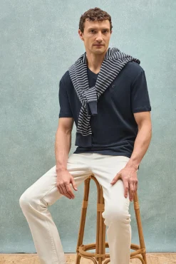Camiseta azul marino en lino y algodón de cuello en pico y monograma bordado