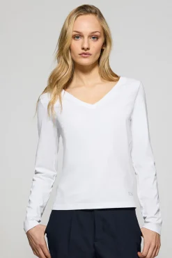 Camiseta blanca básica de cuello pico con logo engomado