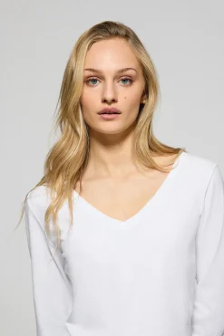 Camiseta blanca básica de cuello pico con logo engomado
