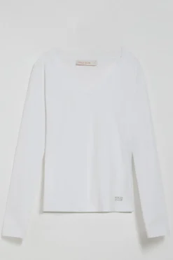 Camiseta blanca básica de cuello pico con logo engomado