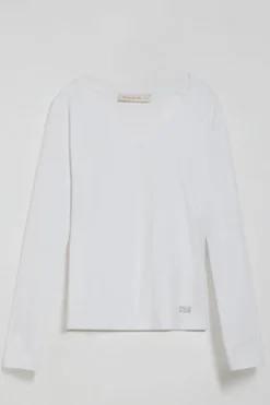 Camiseta blanca básica de cuello pico con logo engomado