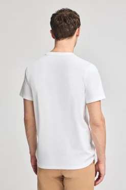 Camiseta blanca básica de cuello redondo con detalle bordado
