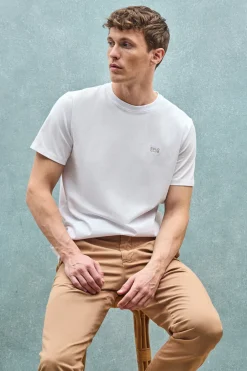 Camiseta blanca básica de cuello redondo con detalle bordado