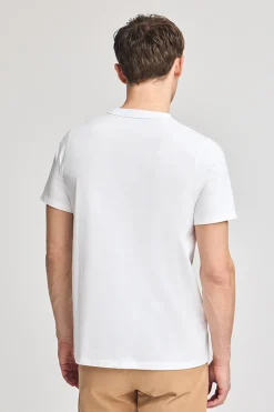Camiseta blanca de cuello redondo y Big Rigby Go engomado