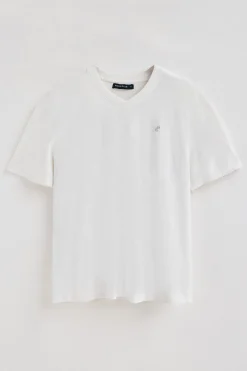 Camiseta blanca en lino y algodón de cuello en pico y monograma bordado