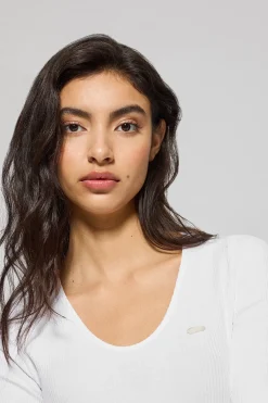 Camiseta blanca Penelope con detalle de botón nacarado Polo Club