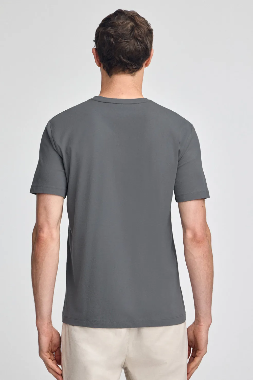 Camiseta color asfalto de manga corta y cuello de pico con bordado Rigby Best
