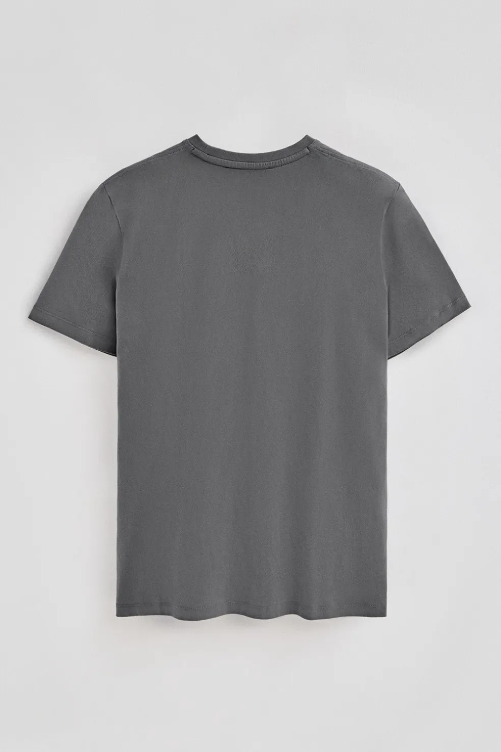 Camiseta color asfalto de manga corta y cuello de pico con bordado Rigby Best