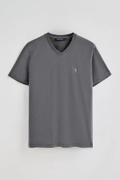 Camiseta color asfalto de manga corta y cuello de pico con bordado Rigby Best