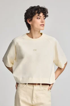 Camiseta color crudo Danae con logo bordado
