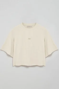 Camiseta color crudo Danae con logo bordado