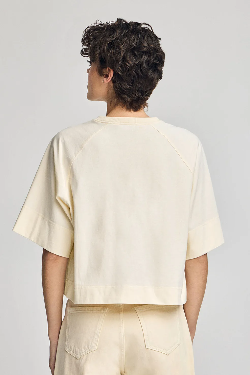 Camiseta color crudo Danae con logo bordado