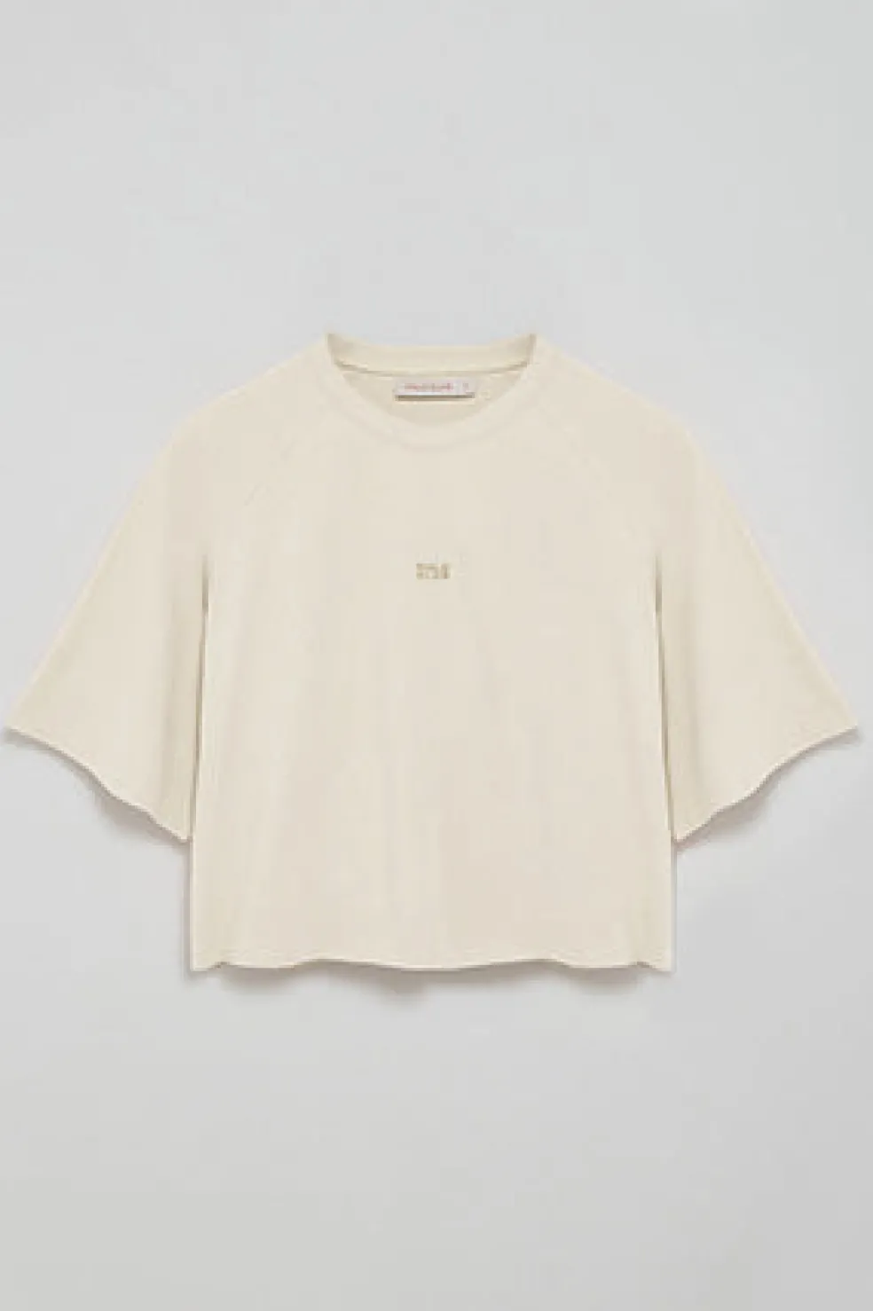 Camiseta color crudo Danae con logo bordado