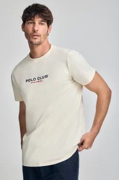 Camiseta color crudo de cuello redondo y logo engomado