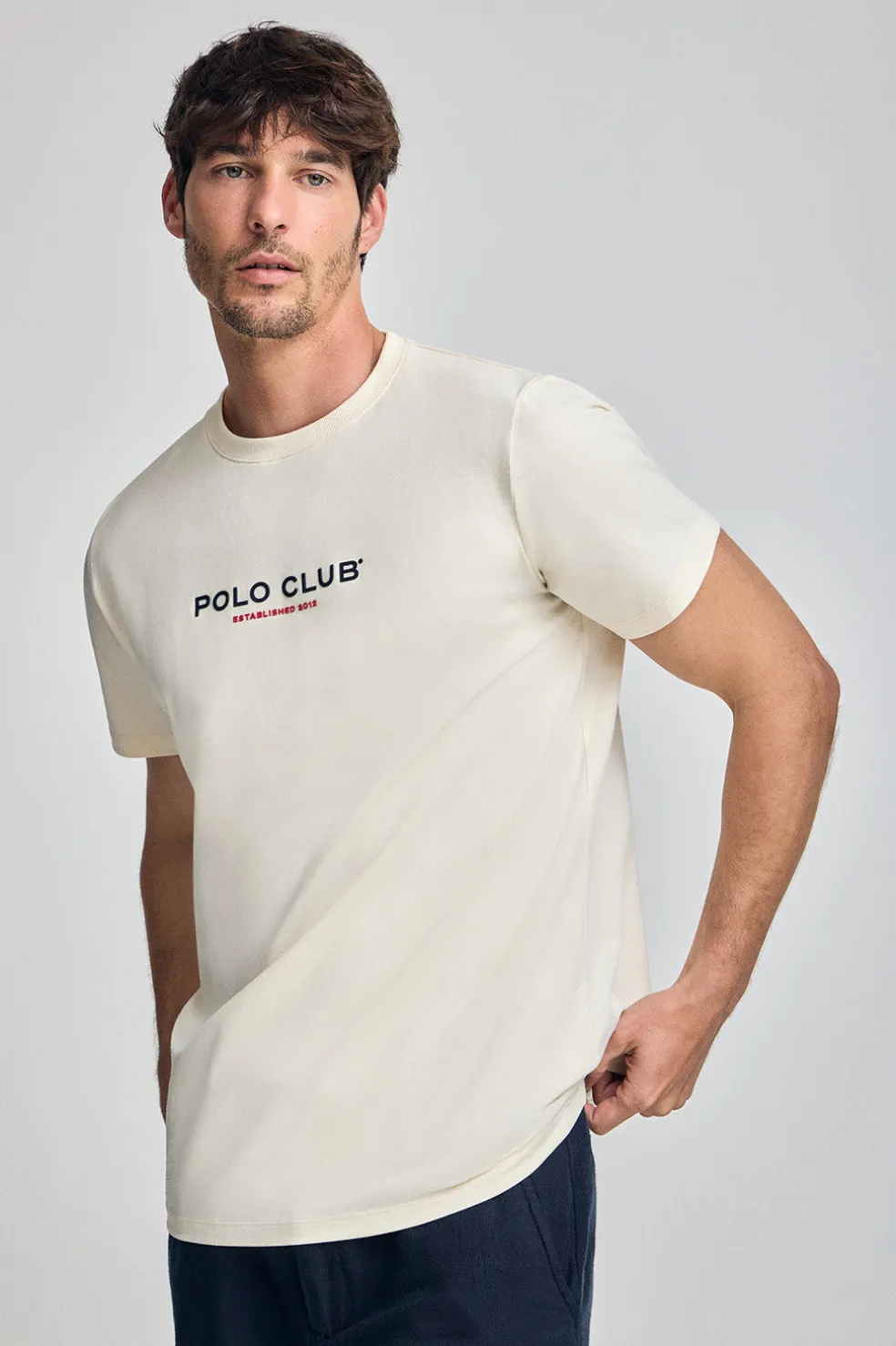 Camiseta color crudo de cuello redondo y logo engomado