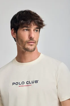 Camiseta color crudo de cuello redondo y logo engomado