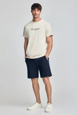 Camiseta color crudo de cuello redondo y logo engomado
