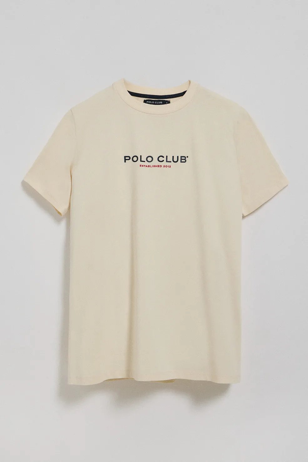 Camiseta color crudo de cuello redondo y logo engomado