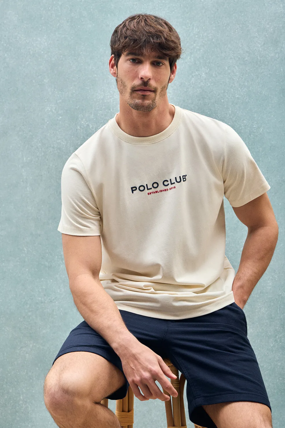 Camiseta color crudo de cuello redondo y logo engomado