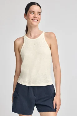 Camiseta color crudo de lino y algodón con monograma bordado
