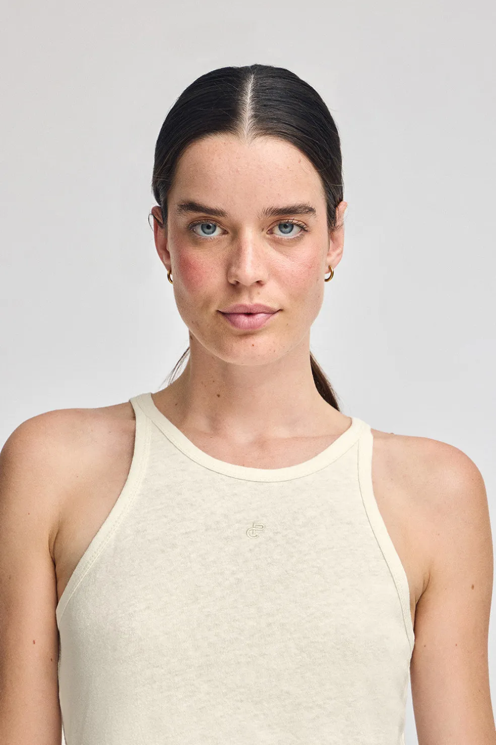 Camiseta color crudo de lino y algodón con monograma bordado