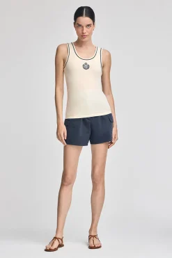 Camiseta color crudo de tirantes con escudo náutico