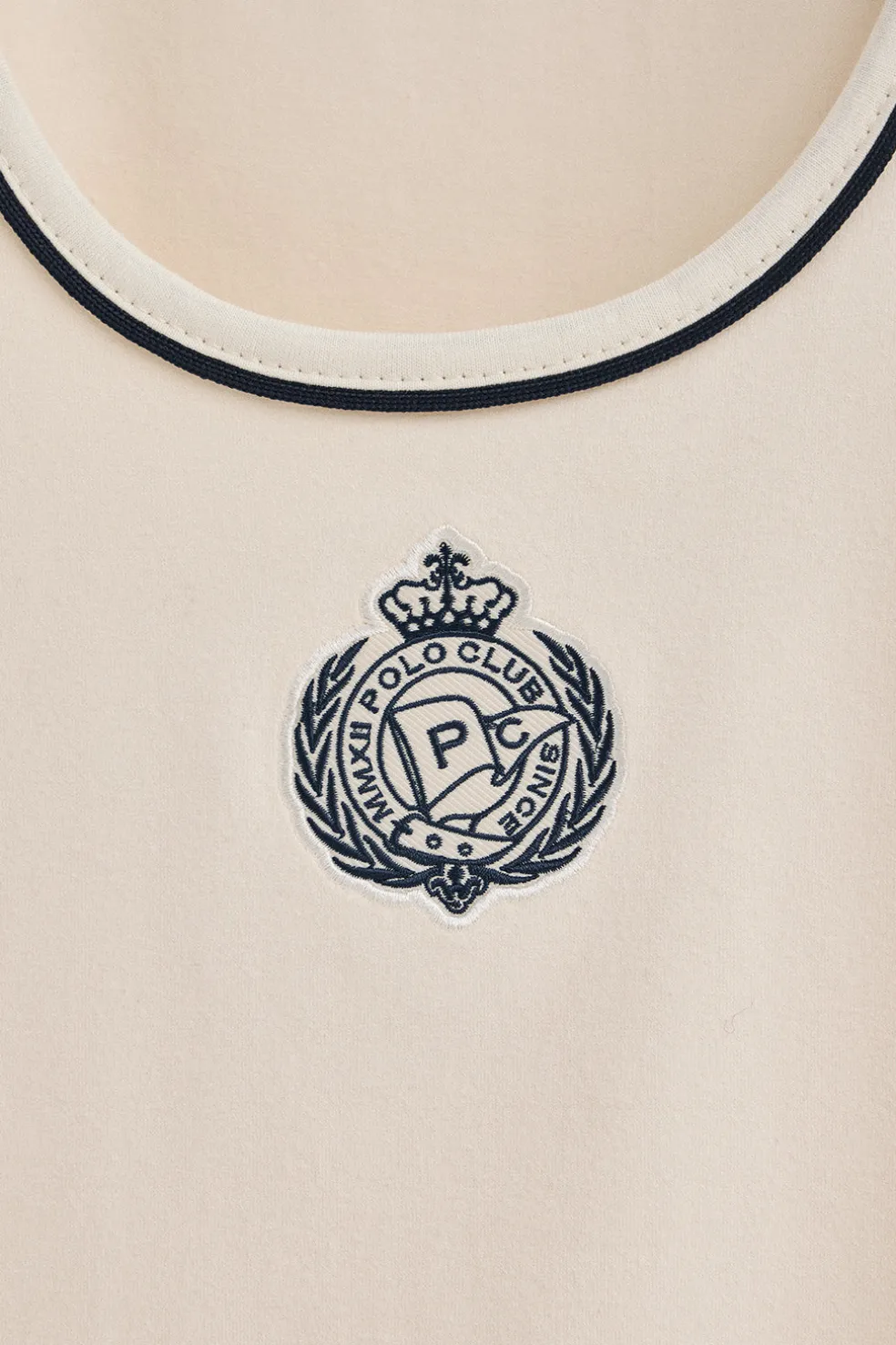 Camiseta color crudo de tirantes con escudo náutico