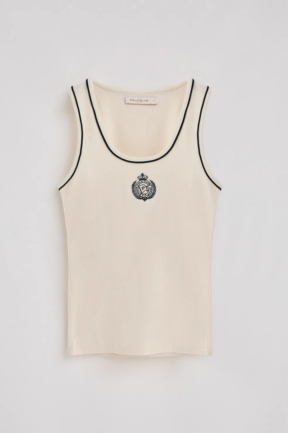 Camiseta color crudo de tirantes con escudo náutico
