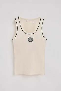 Camiseta color crudo de tirantes con escudo náutico