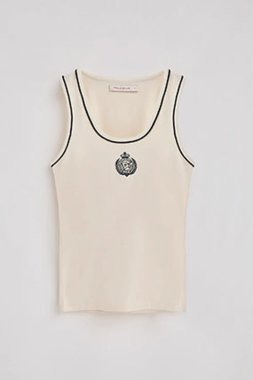 Camiseta color crudo de tirantes con escudo náutico