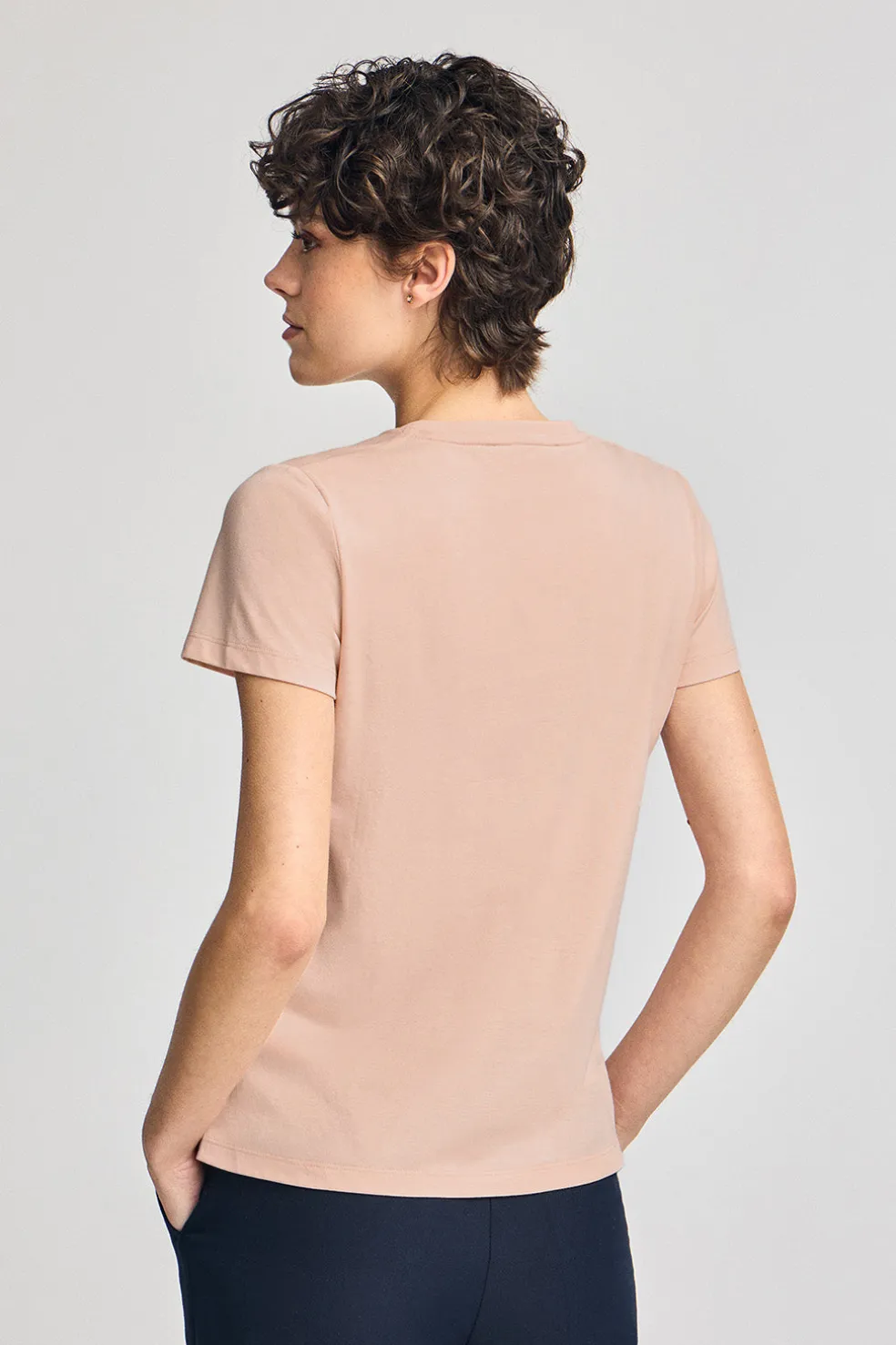 Camiseta color maquillaje de escote en pico y bordado Rigby Best
