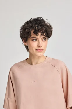 Camiseta color maquillaje Danae con logo bordado