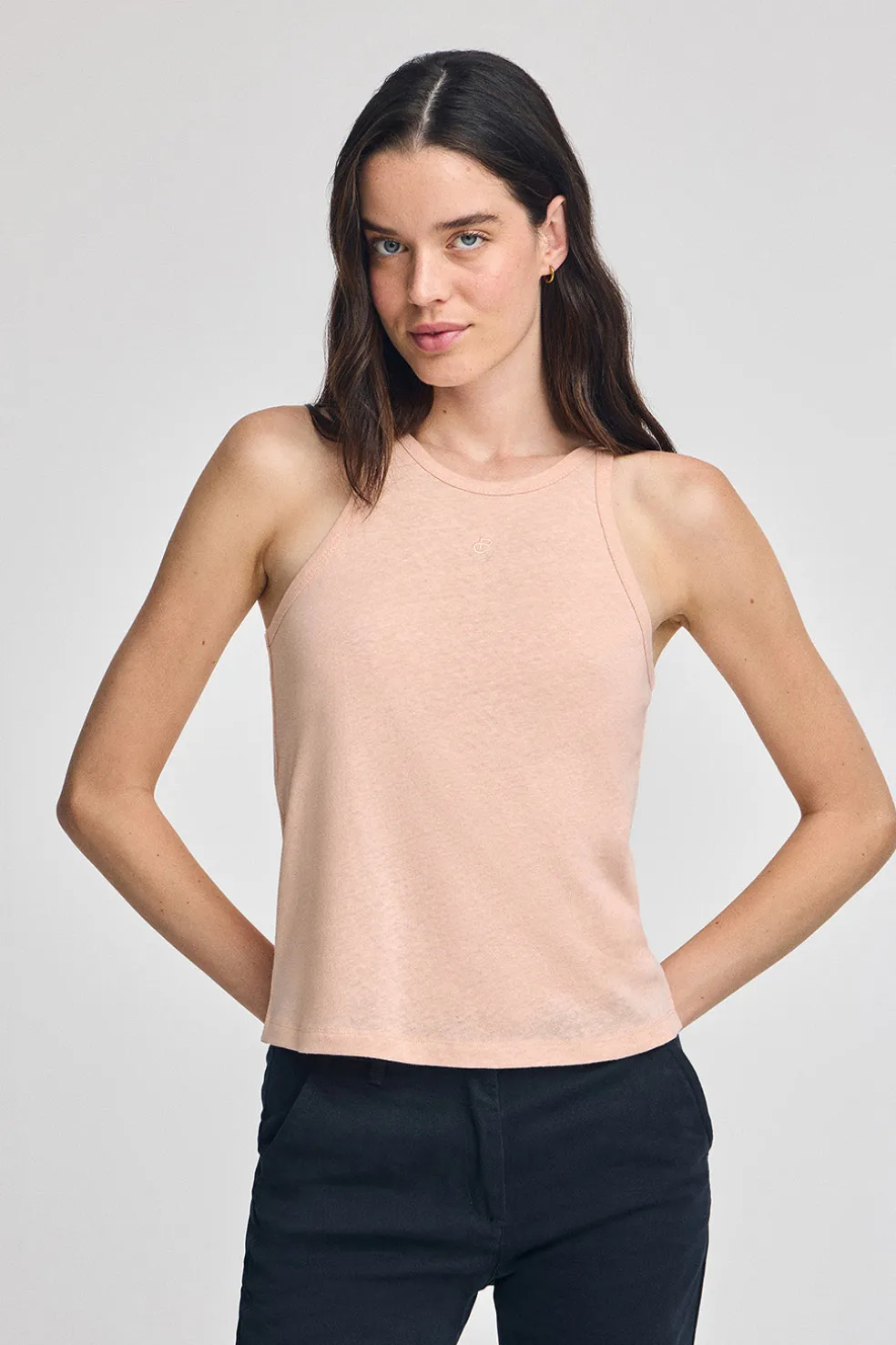 Camiseta color maquillaje de lino y algodón con monograma bordado