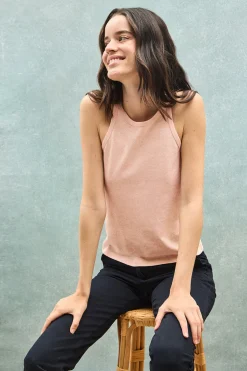 Camiseta color maquillaje de lino y algodón con monograma bordado