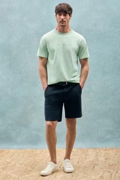 Camiseta color menta de cuello redondo y logo engomado