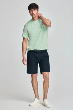 Camiseta color menta de cuello redondo y logo engomado