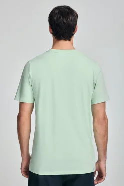 Camiseta color menta de cuello redondo y logo engomado